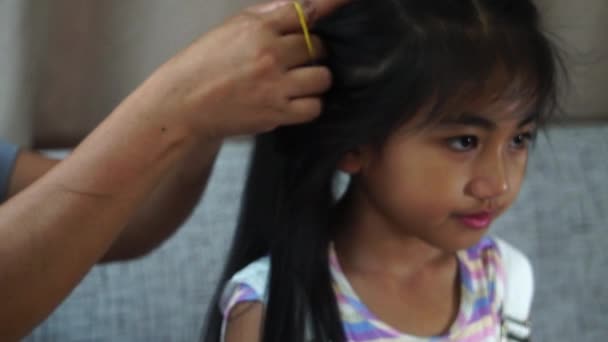 Azji Matka Warkocz Włosy Jej Córka Gotowy Szkoły — Wideo stockowe