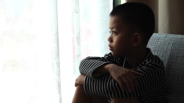 Nieszczęśliwy Chłopiec Siedzi Sam Kanapie Myśli Problemie — Wideo stockowe
