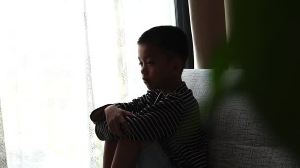 Nieszczęśliwy Chłopiec Siedzi Sam Kanapie Myśli Problemie — Wideo stockowe