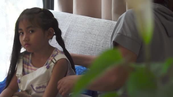 亚洲母亲为女儿做辫子准备上学 — 图库视频影像