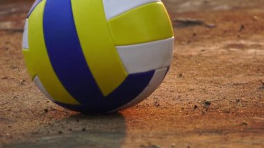 Bir futbol topunu toprak bir sahaya yakın tut. 