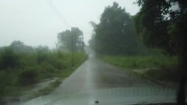 Tayland 'da bir fırtına sırasında araba sürüyor.