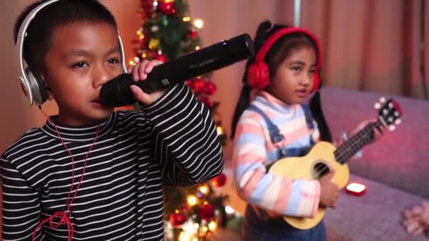 Koncepcja Noworocznej Imprezy Dwoje Dzieci Bawiących Się Imprezie Sylwestrowej Śpiewających — Wideo stockowe