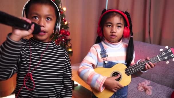 Nieuwjaarsfeest Concept Twee Kinderen Die Plezier Hebben Nieuwjaarsfeest Vrolijk Zingen — Stockvideo