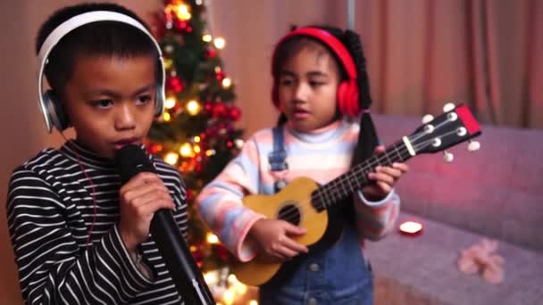 Πρωτοχρονιάτικη Ιδέα Δύο Παιδιά Διασκεδάζουν Στο Πρωτοχρονιάτικο Πάρτι Τραγουδώντας Και — Αρχείο Βίντεο