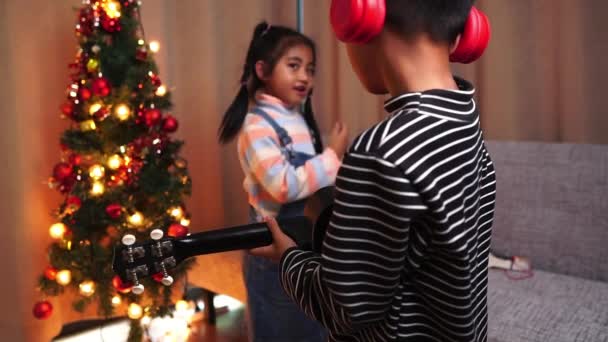 Koncepcja Noworocznej Imprezy Dwoje Dzieci Bawiących Się Imprezie Sylwestrowej Śpiewających — Wideo stockowe