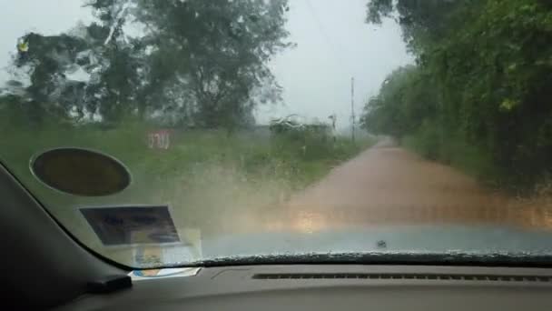 Auto Fährt Bei Sturm Thailand Auf Straße — Stockvideo