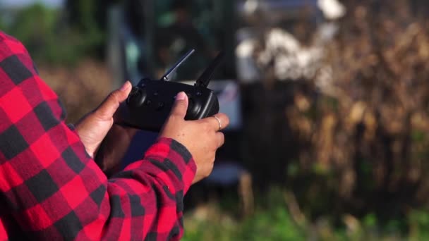 Концепция Smart Farm Женщина Фермер Контролирует Проверяет Работу Автоматизированной Техники — стоковое видео