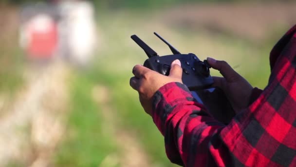 概念智能农场 控制和检查自动化机械操作的女农民在农场收获庄稼 — 图库视频影像