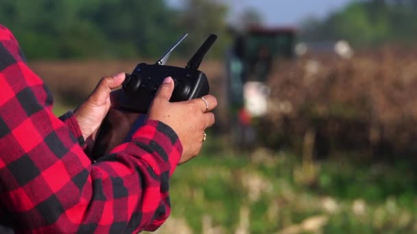 Fogantatás Intelligens Farm Automatizálógépek Működését Ellenőrző Ellenőrző Női Mezőgazdasági Termelő — Stock videók