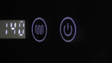 Elektrik donanımını açıp kapatmak için insan parmağı güç düğmesine basıyor. Yavaş Hareket Görüntüsü.