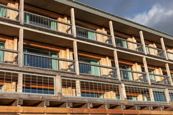 Holzfassade Mit Balkonen Modernen Mehrfamilienhaus — Stockfoto