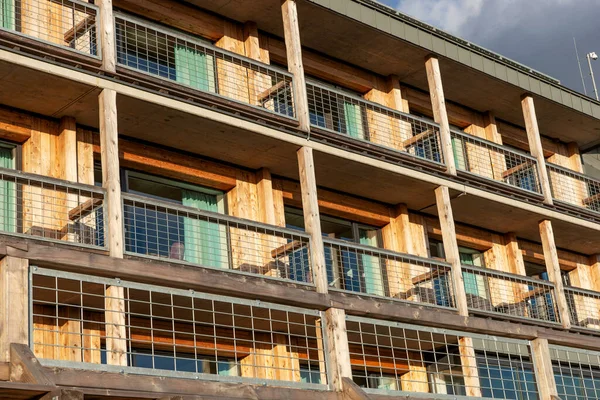 Holzfassade Mit Balkonen Modernen Mehrfamilienhaus — Stockfoto