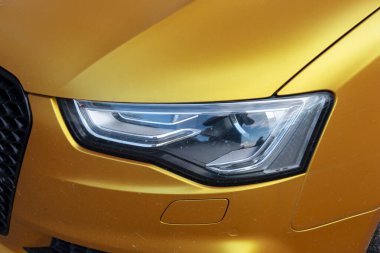 Lüks altın arabanın ön farları