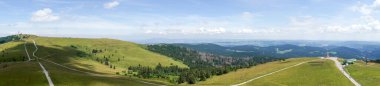 Feldberg kulesinden vadiye doğru panoramik manzara. Feldberg, Kara Orman 'daki en yüksek dağdır. Almanya