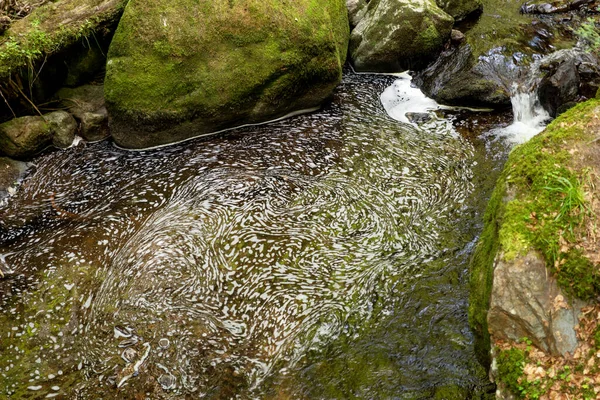Woda Pianką Między Kamieniami Mchem — Zdjęcie stockowe