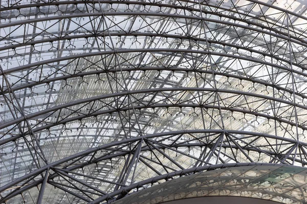 Железные Конструкции Стеклом Видны Снизу Стеклянная Крыша Современного Здания — стоковое фото