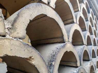 Eski yarım yuvarlak çatı kiremitleri yığılmış