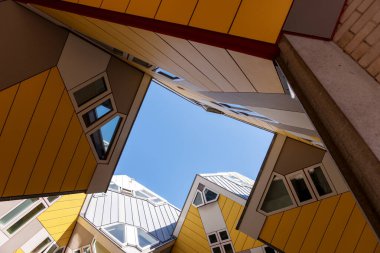 Küp evlerin arasından gökyüzüne bak. Rotterdam, Hollanda