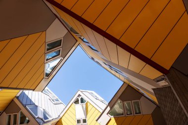 Küp evlerin arasından gökyüzüne bak. Rotterdam, Hollanda