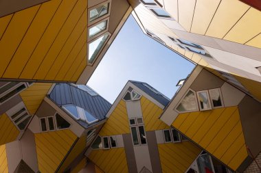Küp evlerin arasından gökyüzüne bak. Rotterdam, Hollanda