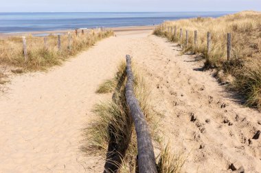 Noordwijk kum tepeleri üzerinden sahile giriş. Hollanda
