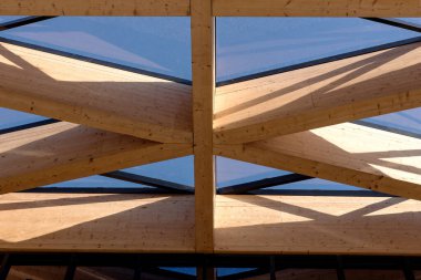Ahşap ve camdan yapılmış modern çatı inşaatı