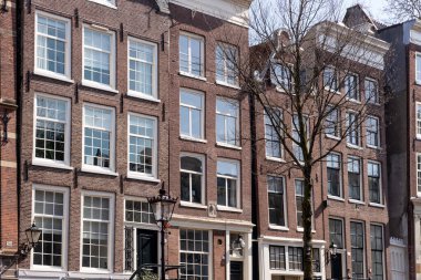 Amsterdam 'da geleneksel eski ev cephesi. Hollanda