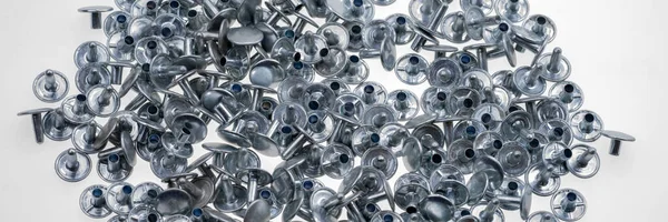 Obraz Panoramiczny Mnóstwo Srebrnych Nitów Aluminiowych — Zdjęcie stockowe