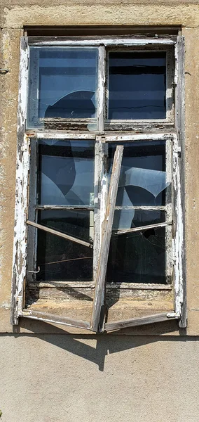 Janela Parede Casa Com Vidro Quebrado — Fotografia de Stock