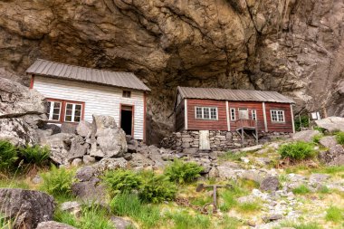 Jossingfjord 'daki Helleren kayasının altında iki eski yerleşim yeri. Güney Norveç