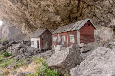 Jossingfjord 'daki Helleren kayasının altında iki eski yerleşim yeri. Güney Norveç