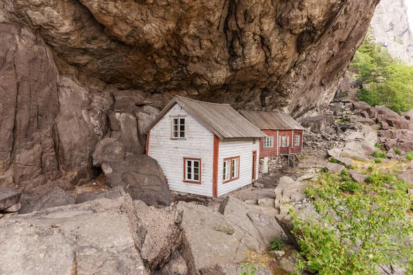 Dos Casas Asentamiento Antiguo Bajo Roca Helleren Fiordo Jossingfjord Sur — Foto de Stock