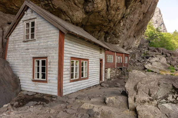Dos Casas Asentamiento Antiguo Bajo Roca Helleren Fiordo Jossingfjord Sur — Foto de Stock