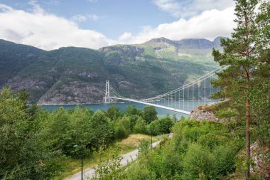 Hardanger Köprüsü, Norveç 'teki en uzun asma köprüdür. Hardangerous Fjorden 'ın iki tarafını birbirine bağlayan tehlikeli bir çürük. Batı Norveç 'te Ulvik yakınlarındaki Hardangerbrua köprüsü