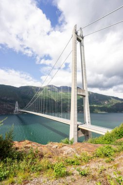 Hardanger Köprüsü, Norveç 'teki en uzun asma köprüdür. Hardangerous Fjorden 'ın iki tarafını birbirine bağlayan tehlikeli bir çürük. Batı Norveç 'te Ulvik yakınlarındaki Hardangerbrua köprüsü