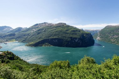 Geirangerfjord 'un Kartal Eğrisi' nden görünüşü. Norveç. Seyahat güzergahı. Balık gözü fotoğrafı.