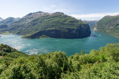 Geirangerfjord 'un Kartal Eğrisi' nden görünüşü. Norveç. Seyahat güzergahı. Balık gözü fotoğrafı.
