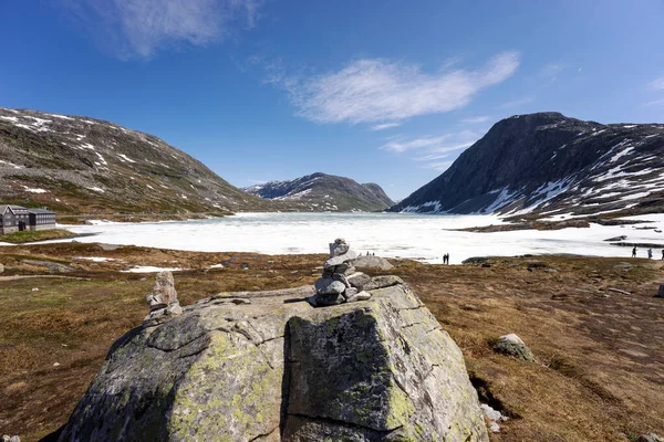 Geiranger yakınlarında Djupvatnet Gölü. Norveç. Yaz karı ve buz