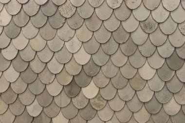 Gri kiremitlerden yapılmış bir evin çatısı