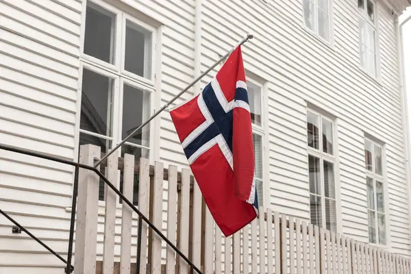 Casa Tradicional Madera Blanca Con Bandera Noruega Stavanger Países Bajos —  Fotos de Stock
