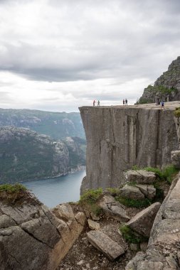 Preikestolen (Kürsü taşı) Norveç 'in doğal simgesidir. Lysefjord, Norveç