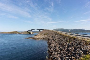 Norveç Atlantik Köprüsü - Storsiisundbrua. Norveç 'te inanılmaz ve dünyaca ünlü bir yol. Atlanterveienien