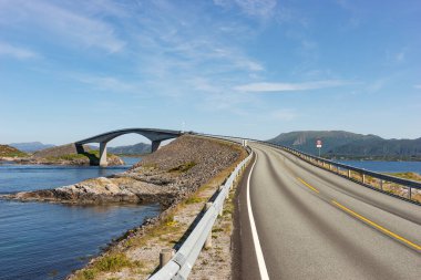 Norveç Atlantik Köprüsü - Storsiisundbrua. Norveç 'te inanılmaz ve dünyaca ünlü bir yol. Atlanterveienien