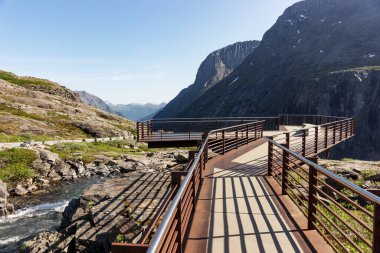 Trollstigen bakış açısı platformu. Trollstigen Norveç 'in Rauma Belediyesi' nde bir yılan yoludur.