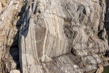 Kapalı çizgileri olan kayalar. Yakın çekim.