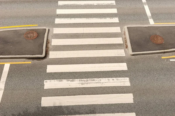 Crosswalk Vägen För Säkerhet När Människor Går Över Gatan Zebra — Stockfoto