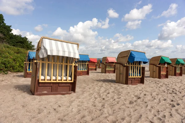 Krzesła Plażowe Timmendorfer Strand Nad Bałtykiem Błękitnym Niebem Niemcy — Zdjęcie stockowe