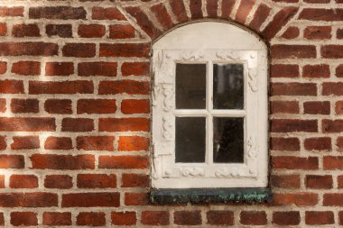 Beyaz kemerli pencereli kırmızı tuğla duvar