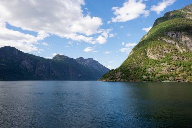 Geirangerfjord 'daki doğal manzara tekneden görülüyor. Norveç